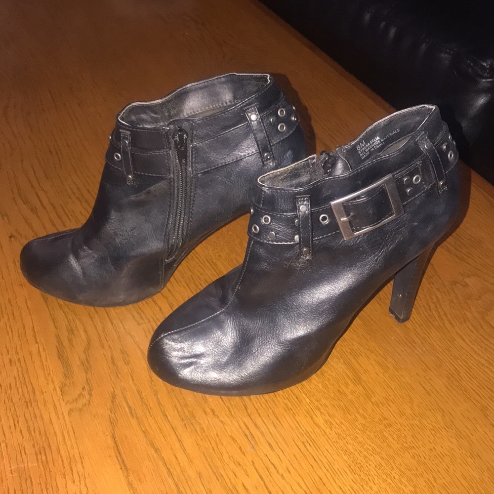 2/14$!Sz8 Black low cut high heel booties w/buckle & rivet detailing @cuff EUC - Picture 6 of 6